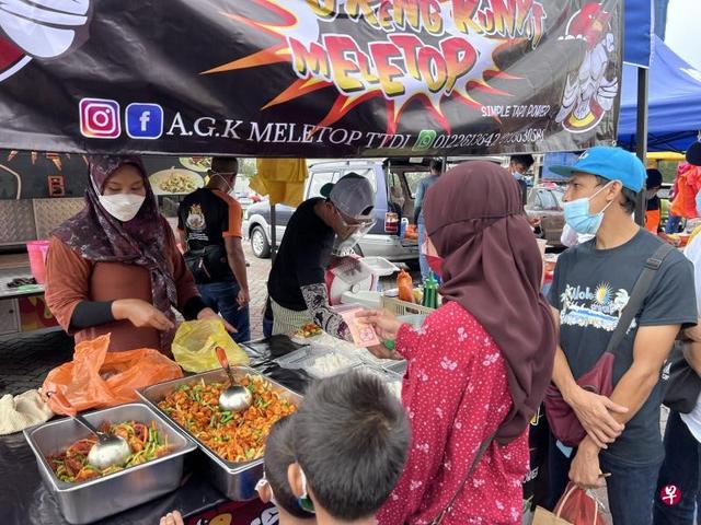 马来西亚料下月起效仿新加坡 允许民众自行决定户外是否戴口罩