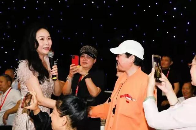 旅居新加坡华人歌后乐天受邀参加北京大型企业开业典礼
