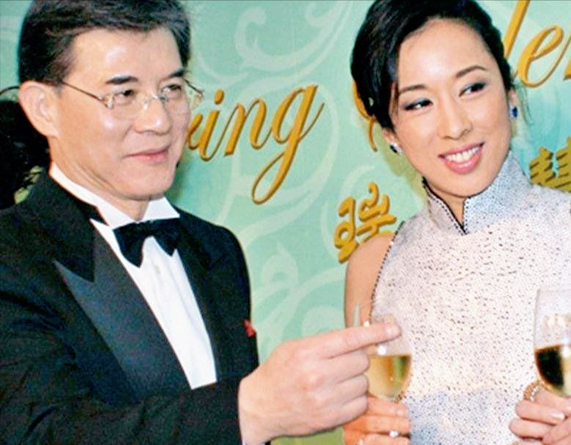 罗康瑞：和原配何晶洁离婚，60岁再婚娶朱玲玲，百亿家产惹争端