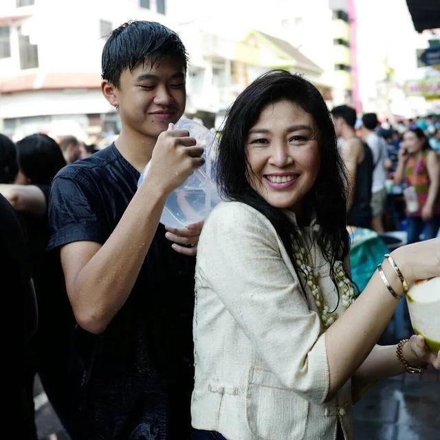 英拉的侄女又进入政坛了，聊聊泰国华裔巨商家族的荣耀与流亡之路