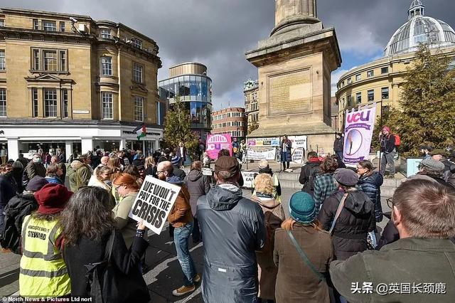 全英各地爆发大游行：生活成本飙升！机场混乱：值机等3小时