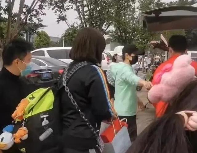 暖心！邱贻可妻女迎接孙颖莎，陈梦回家搂住闺蜜女儿不放手