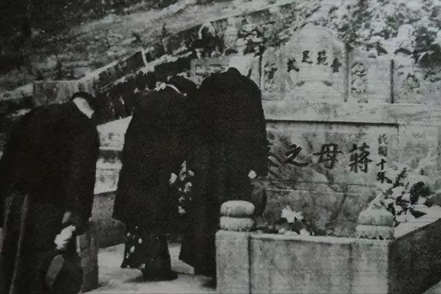 1996年，蒋介石后人回溪口祭祖，花30元买票，跪倒在曾祖母墓前