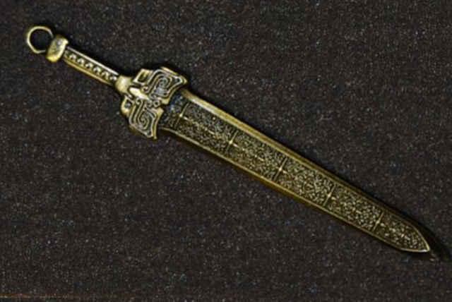 中华第一剑越王勾践剑，距今2000年依旧锋利无比，已禁止出国展览