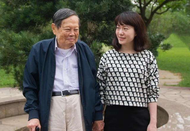 翁帆28岁嫁82岁杨振宁，为老公早睡18年，照顾百岁老公无微不至