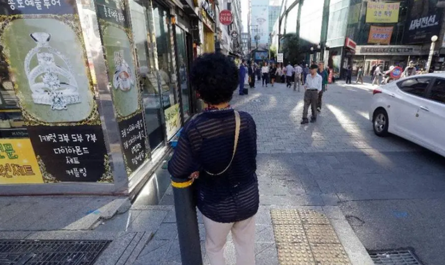 故事：首尔版“横滨玛丽”，她们既是站街女，又是可怜的老人
