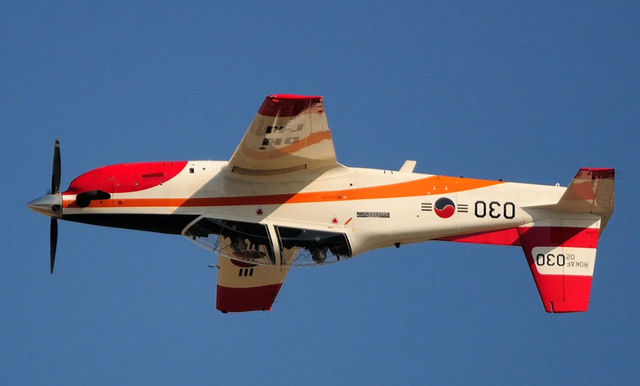 帅不过三秒，F-35大象漫步秀肌肉后，韩空军两教练机相撞，3死1伤