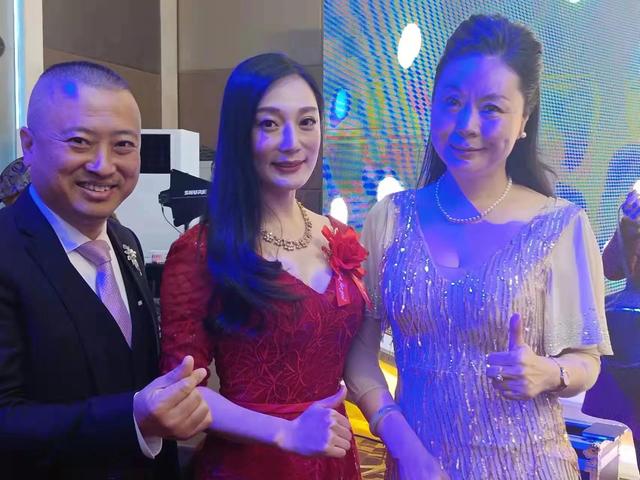 旅居新加坡华人歌后乐天受邀参加北京大型企业开业典礼