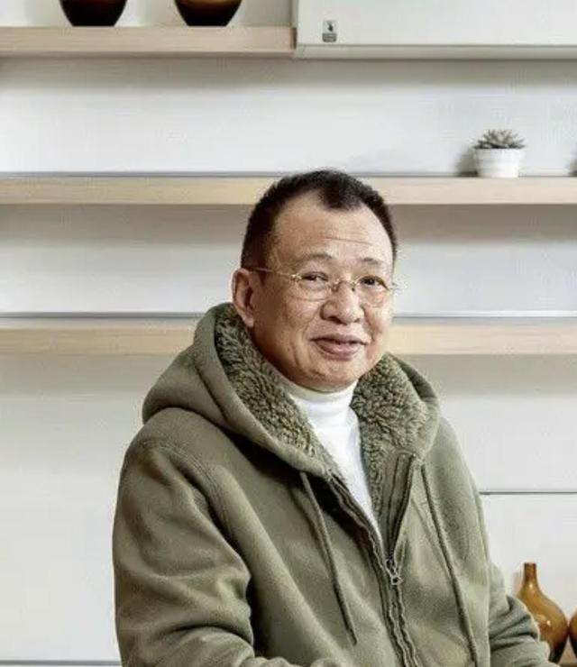 许绍雄移居新加坡做侍应，为女儿餐厅卖力工作，网友：复出拍戏