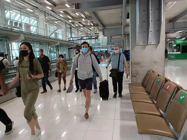 直击泰国五一大开放！“梦回疫前”的曼谷机场，热闹得让人破防