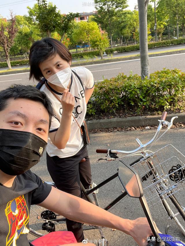许昕在上海骑小摩托出门，拖鞋抢镜，媳妇骑自行车，揭原因秀恩爱