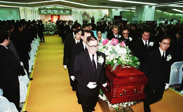 2002年“妖王”罗文去世，葬礼轰动全港，刘銮雄为何会被赶出灵堂