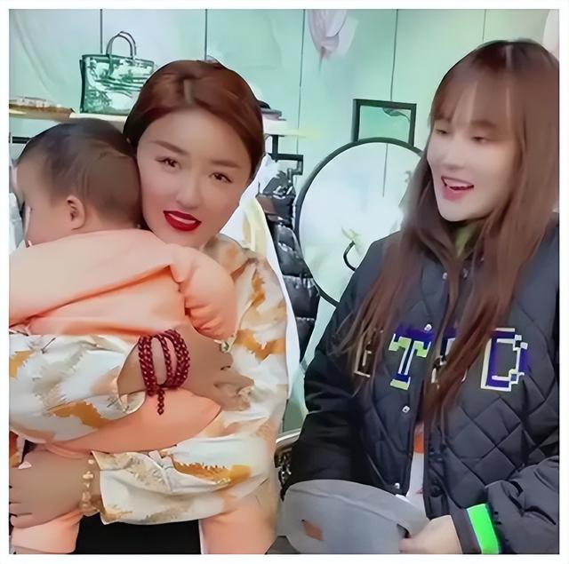 娇娇和赵本山反目后，直播曝他是黑社会，还歧视球球到新加坡留学