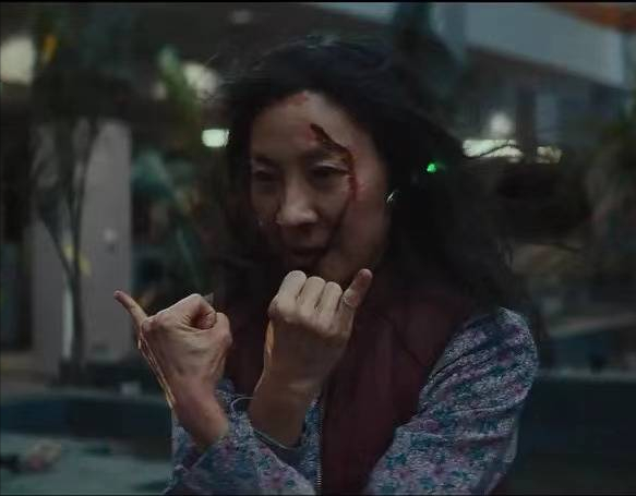 《瞬息全宇宙》8.8降到7.8,为何好莱坞亚裔电影口碑总是两极分化?