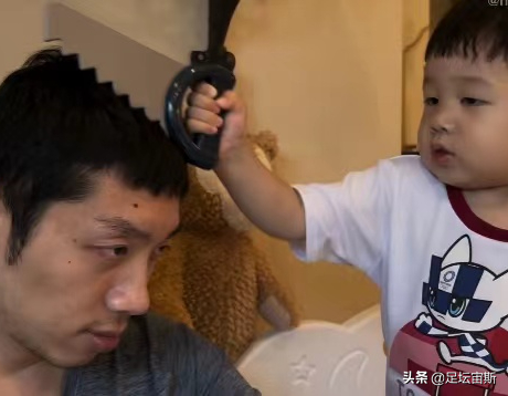 许昕儿子拿锤子敲爸爸头，用锯子梳头，许昕闭眼不敢动，犀利吐槽