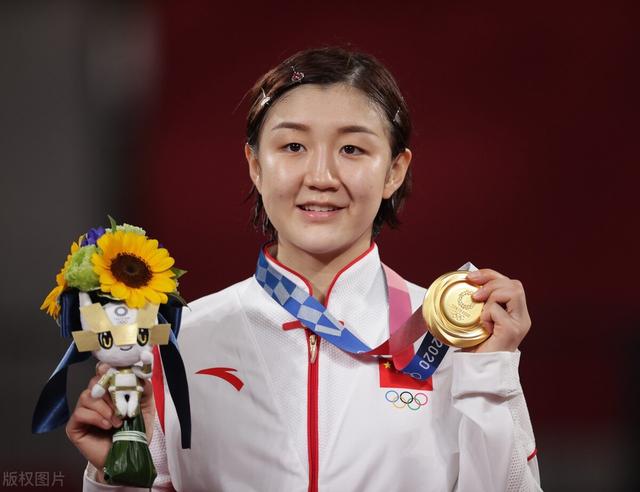 世界乒乓球锦标赛11月最后一天 选手出现笑容与新加坡相撞