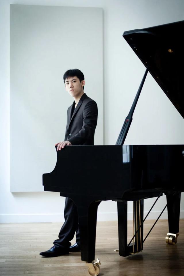 香格里拉致敬亚洲50年发展历程暨专访青年钢琴家张昊辰