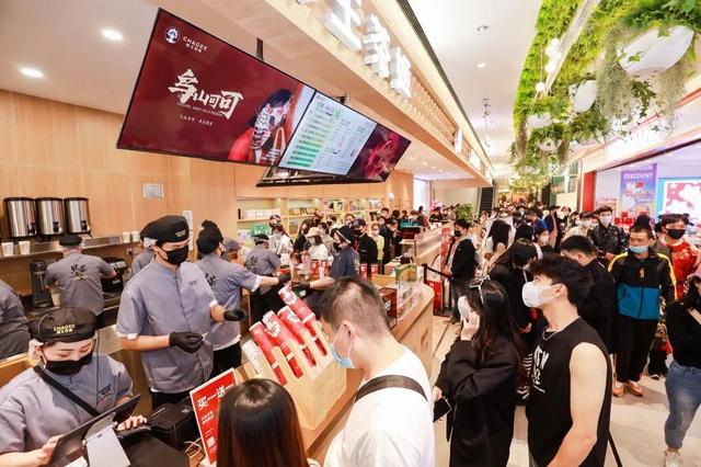 国风茶饮品牌「霸王茶姬」首进杭州 开业首日成“五一”热门消费地