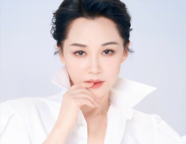 游荡在名导、演员、富商之间，只恋爱不结婚，许晴在追求什么？