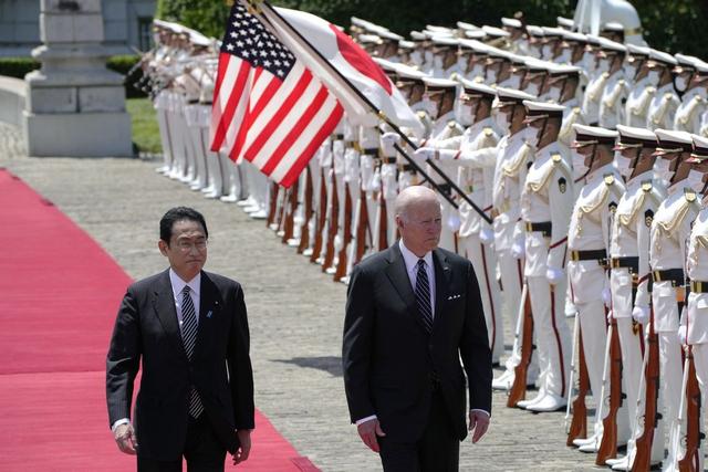 选完华裔接班人，李显龙放开了，敢跟日本媒体说，饭也要吃中国的