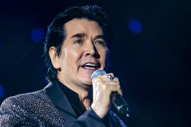 因爱国被封杀14年，62岁依旧坚持不婚，初代偶像费翔都经历了什么