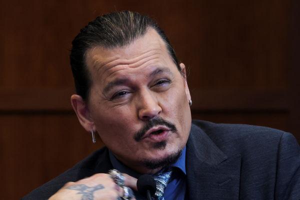 重回证人席！强尼戴普怒了 对质安珀赫德律师动气：我不是来取悦你