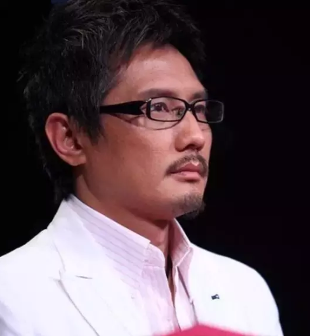 包小柏，舞台上的严师，家庭里的慈父，女儿因病离世成他终身心结