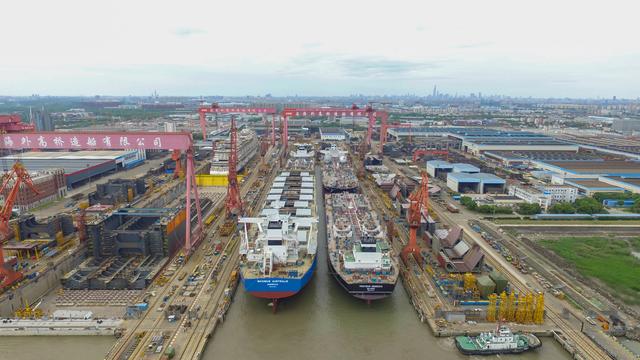 一船交付、两船出坞……复工复产一周，中船外高桥船厂单日完成3大节点