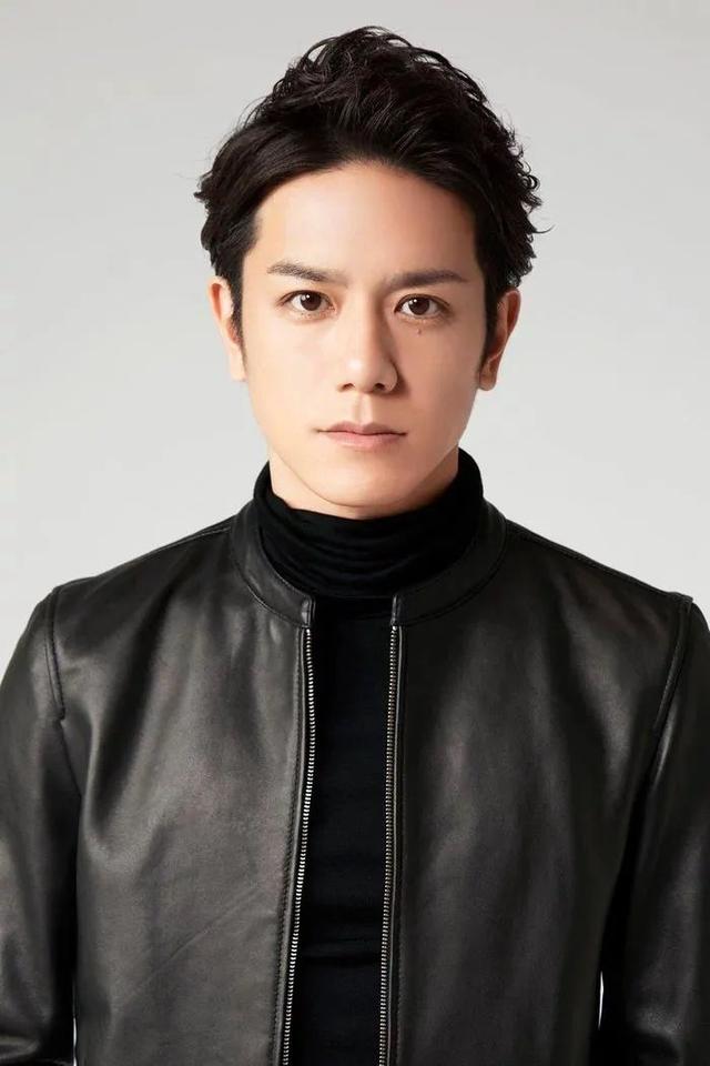 出生贫寒却逆风翻盘成顶流！巅峰时期隐退当“奶爸”，他是全日本都想嫁的“霸道总裁”