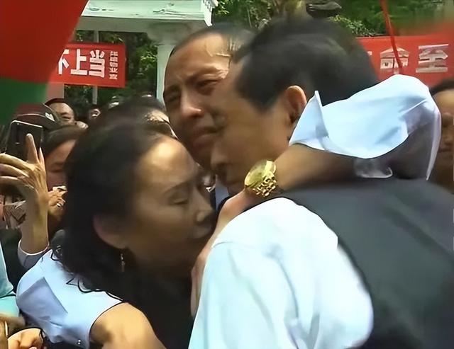 富商2岁儿子离奇失踪，32年后在农村找到，认亲时母亲痛哭:对不起
