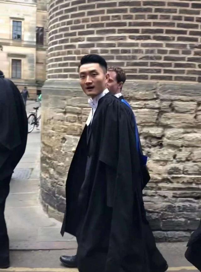 云南小伙，7岁失去双臂，成高考状元，去剑桥读研，还创业，凭啥
