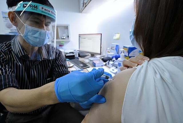 新加坡专家预测：确诊病例会随防疫放宽再度出现小高峰，勿慌