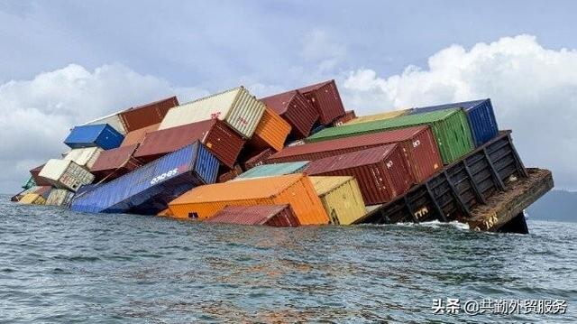 视频：驳船在前往新加坡的途中丢失集装箱