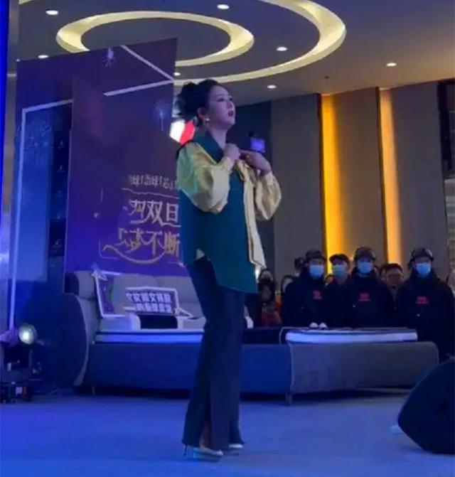 过气女歌手窘况：县城走穴、在线求工作、不修边幅，早没了风光