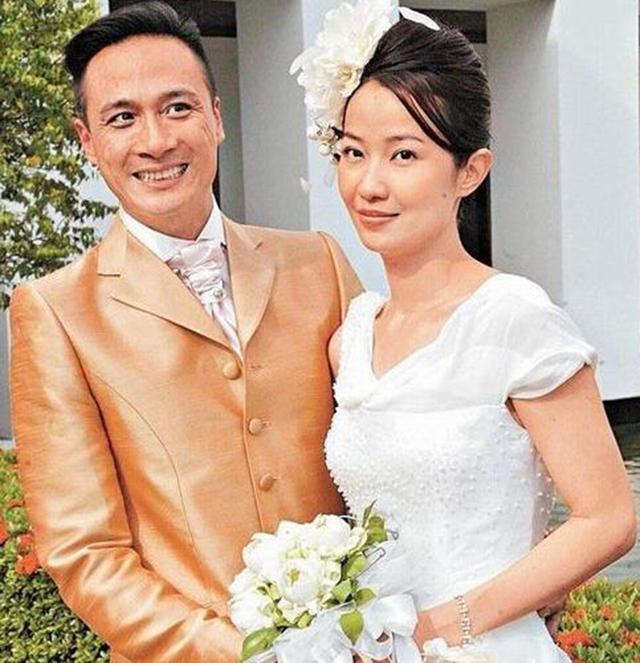 吴镇宇夫妇迎结婚21周年，儿子费曼罕晒全家福，豪宅内景意外曝光