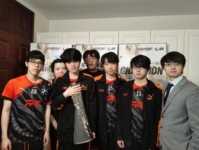 于鸿五杀助FPX夺WRL总冠军，主教练激动到跳起