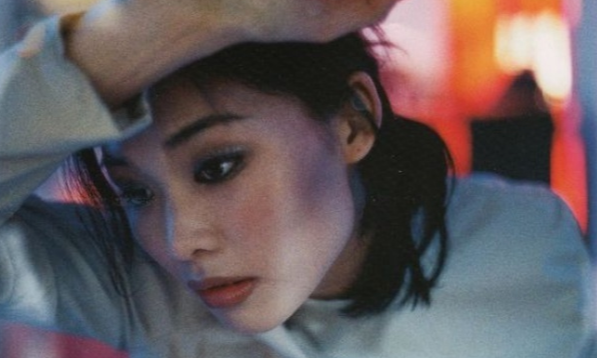 她是“下一个王菲”，被陈佳明欺骗2次，如今沦落到街头卖唱