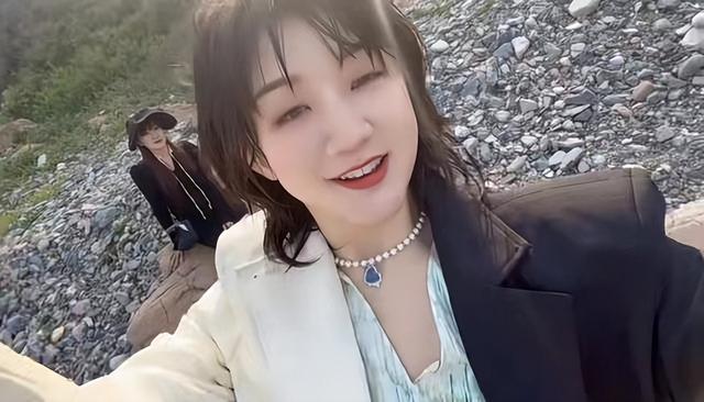 陈梦海边拍时尚大片，妆容精致造型多变，酒店房间的床上堆满衣服
