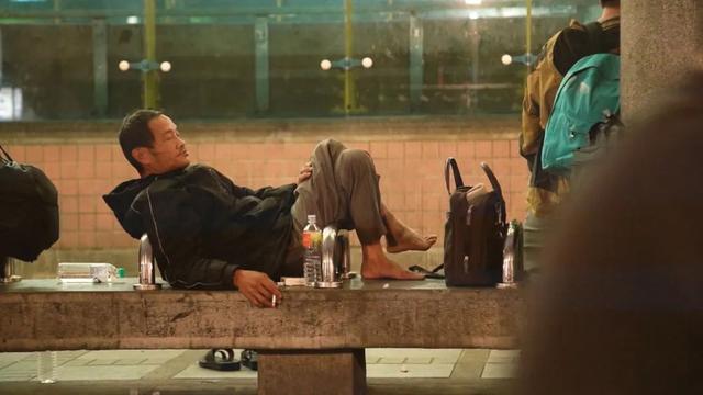 在流浪汉身边坐下，台北年轻人学到了超越施与受的人生百味