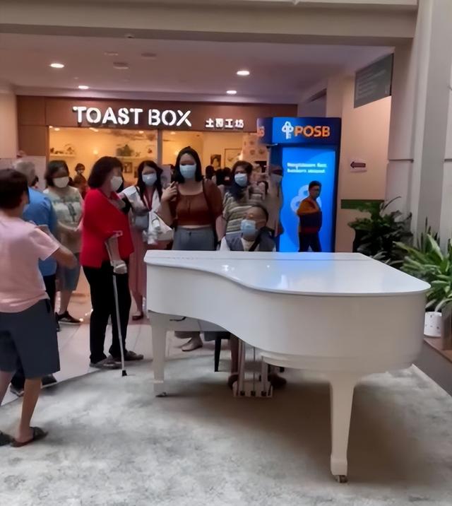 新加坡阿叔在医院弹奏《月亮代表我的心》，想起：哥哥，张国荣
