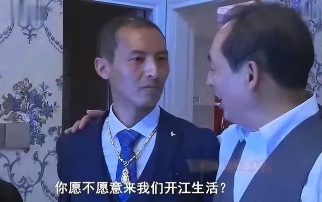 富商2岁儿子离奇失踪，32年后在农村找到，认亲时母亲痛哭:对不起