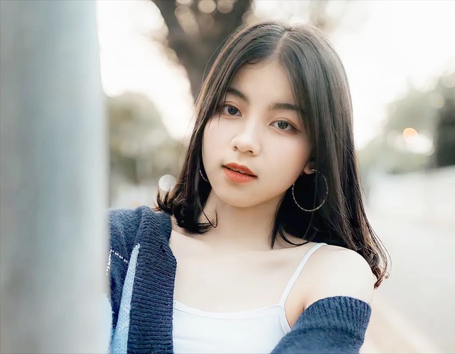 精通钢琴、小提琴的老挝小姐姐，娜蒂娅音乐才女，行走的花瓶