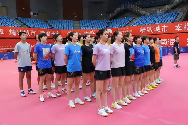 陈梦海边艺术照上热搜：身穿白色镂空心形裙，少女感爆棚
