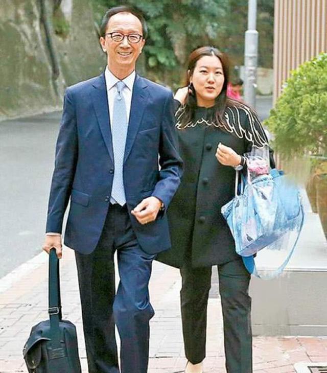 伏明霞：与足球帅哥分手后嫁梁锦松，老少配婚姻幸福吗？