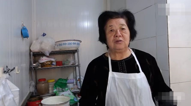 上海阿婆，卖10年油墩子，替儿还债近90万，83岁时走了