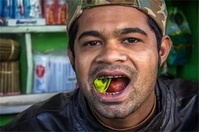 槟榔成瘾者自述：为了戒槟榔，把恶心的口腔癌图片当桌面