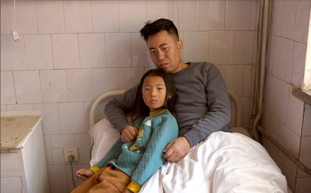 他29岁瘫痪，34岁离婚，无奈要将女儿送人，女儿说：我有爸爸