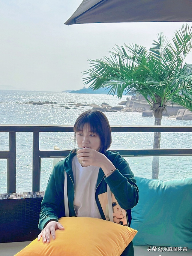 陈梦发海边美照，一袭白裙清新脱俗，妆容百变不愧是国乒美女