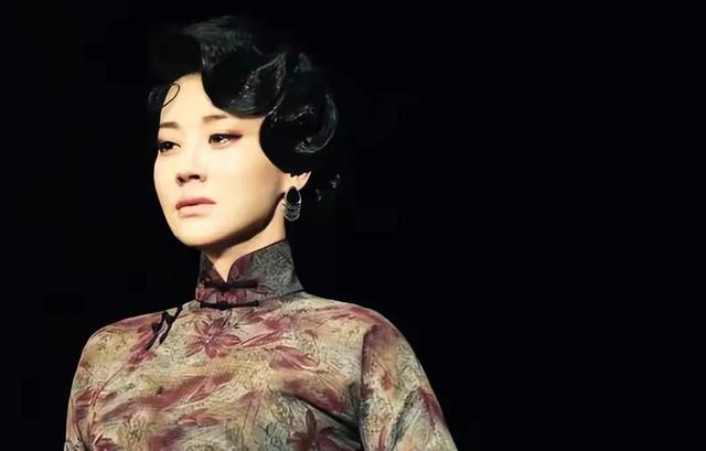 许晴：爱过王志文恋过富商，情史坎坷53岁未婚，活成公主凭什么