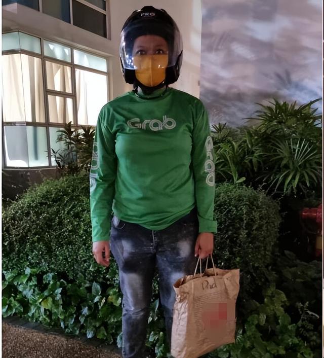 小姐姐海外求学三年无法回新加坡，假扮送餐员见家人瞬间破防